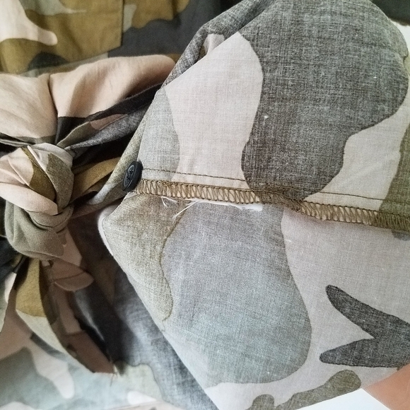 MADEWELL Short Sleeve Boxy Oversized Tie Front Shirt in Cottontail Camo XS - Picture 11 of 12